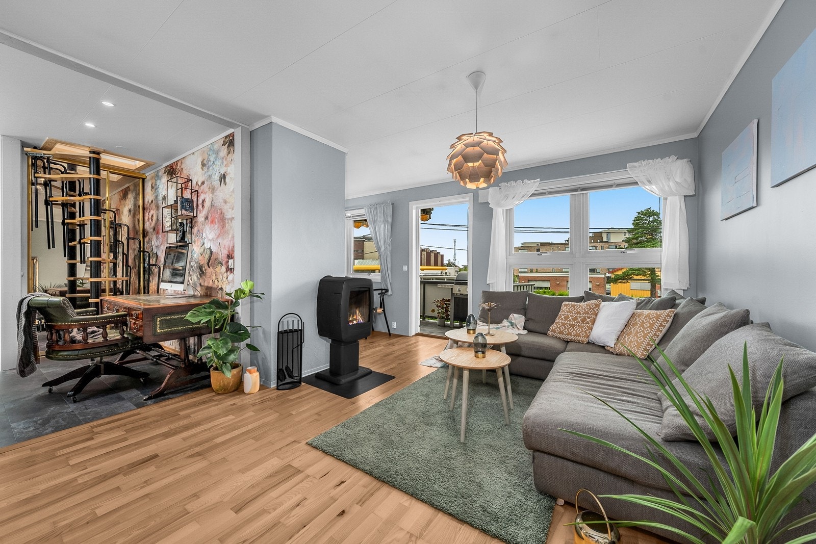 Leiligheten har en åpen løsning med mye naturlig lys og direkt utgang til balkong fra stuen. Galleribilde