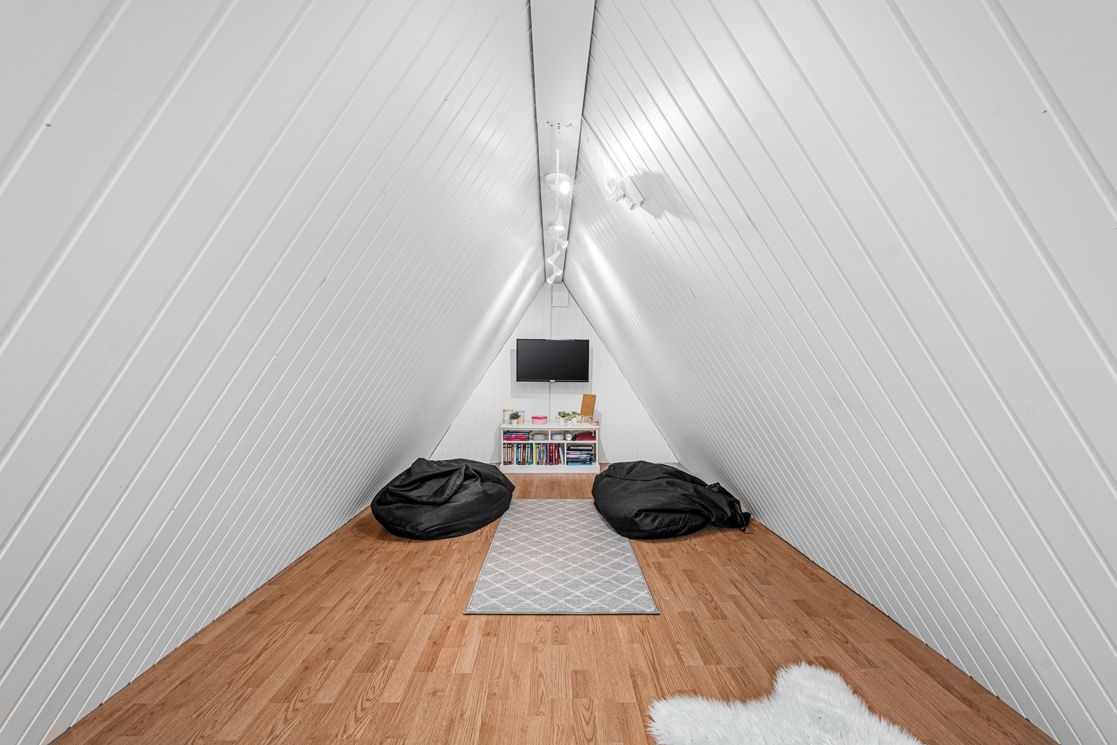 Bod med trappeoppgang fra stuen| Ikke omsøkt eller godkjent for varig opphold. Galleribilde