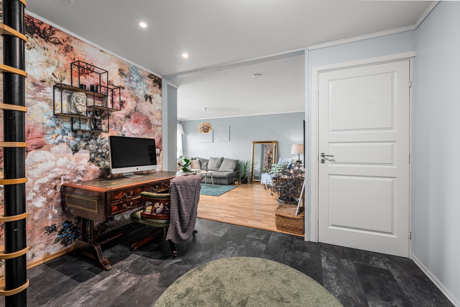 Inngang til soverom og bad fra gangen. Galleribilde