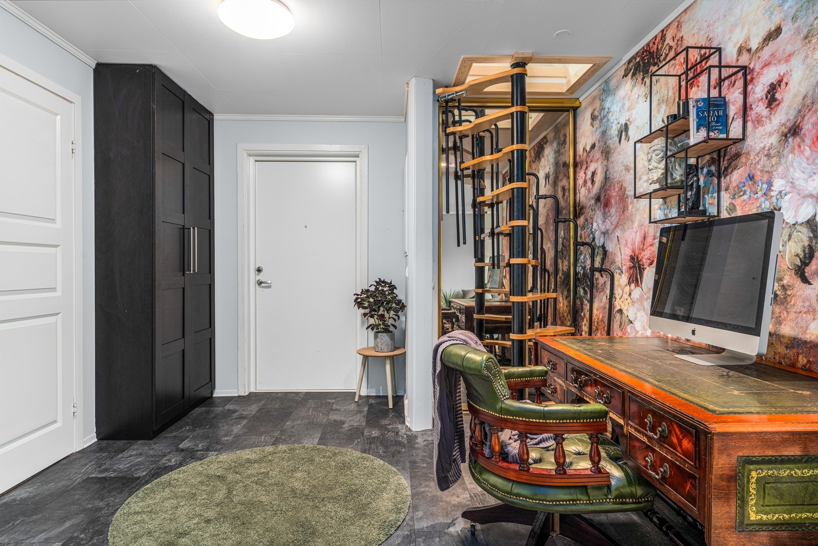 Stor entré med god plass til hjemmekontor | Velkommen! Galleribilde