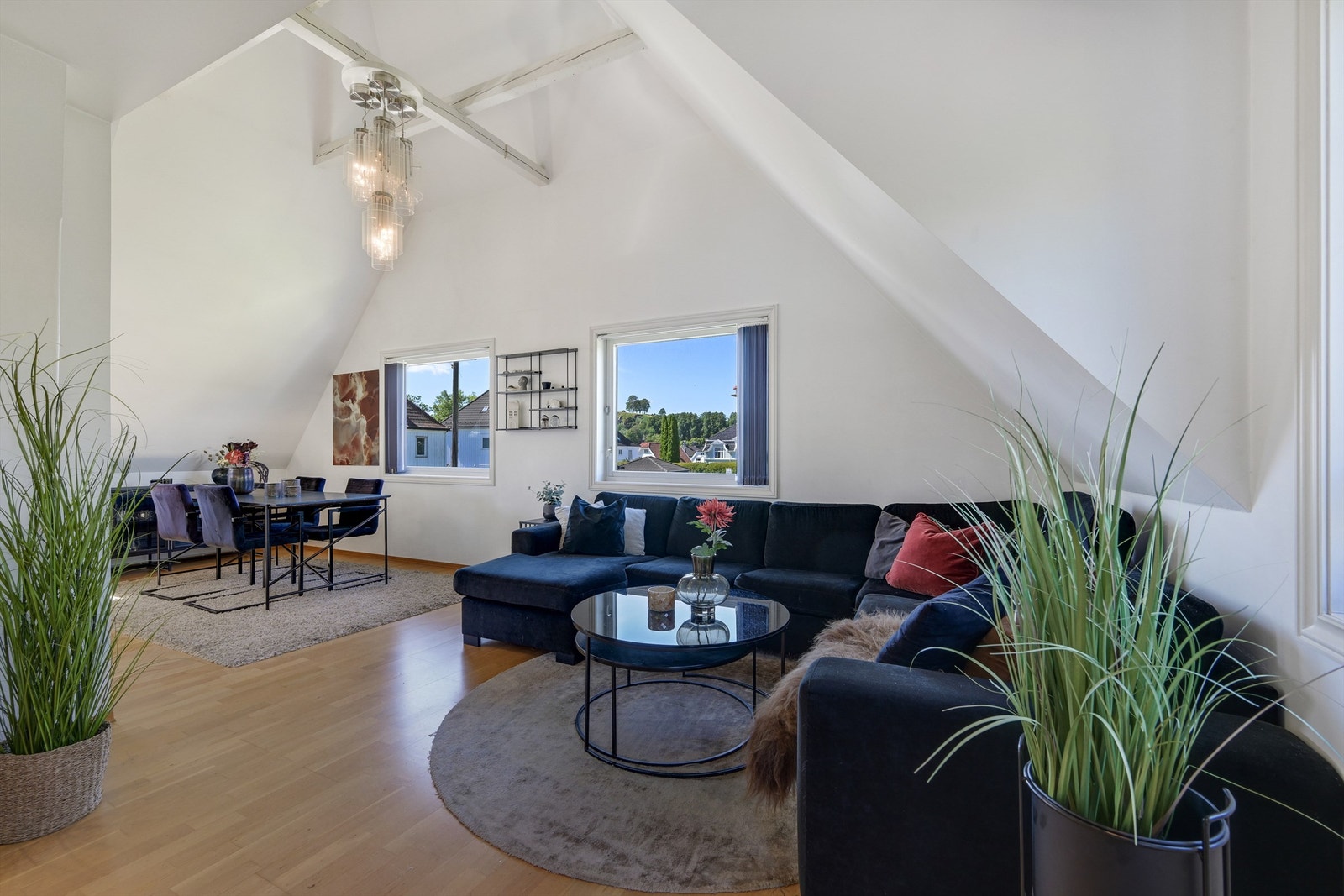 Det er flere innredningsmuligheter og rommet har en åpen løsning mot spiseplass og kjøkken. Galleribilde