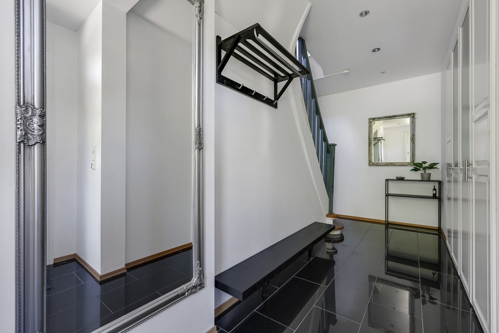 I gangen er det varmekabler og flislagt gulv. Galleribilde