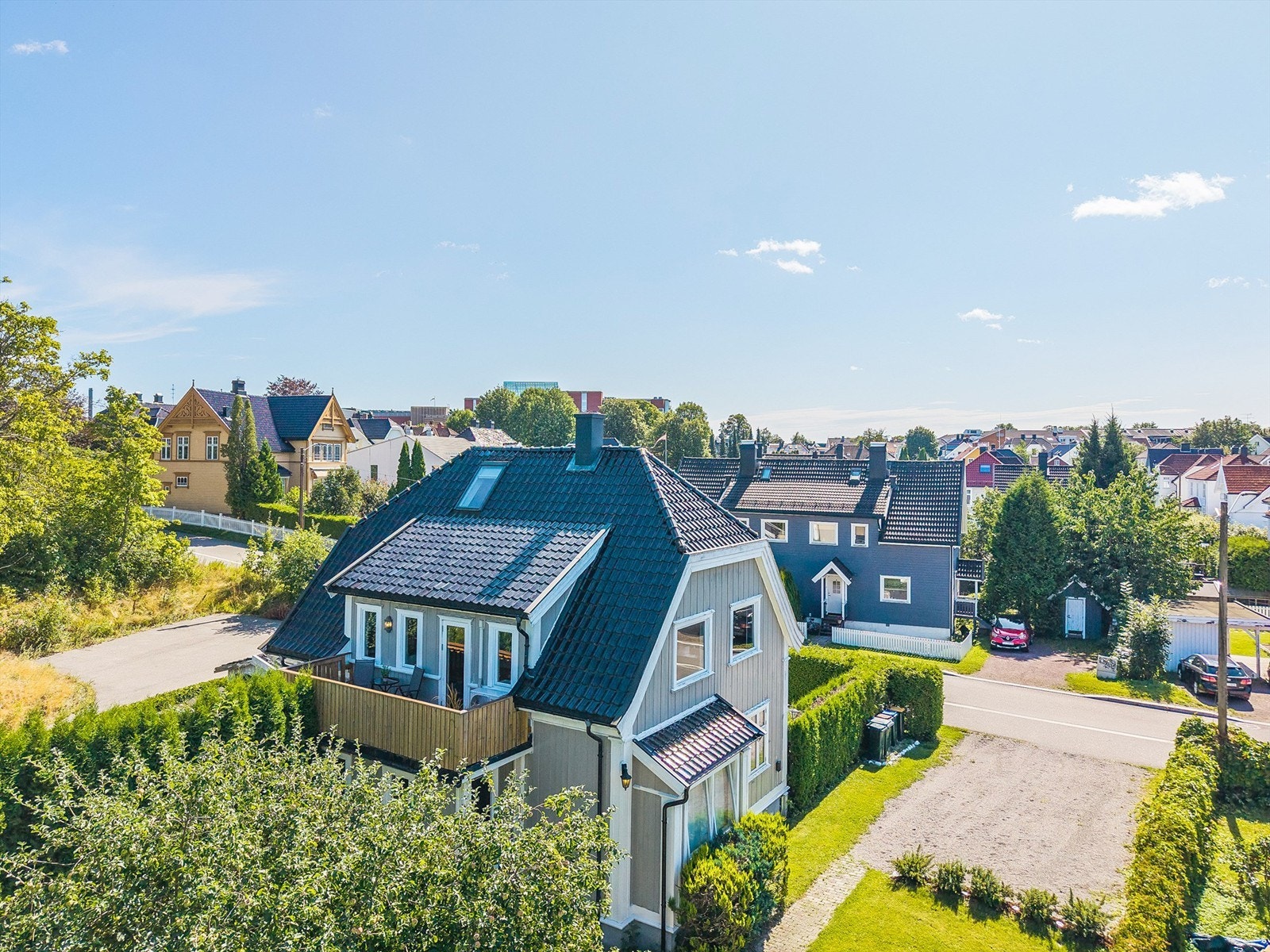 Det er opparbeidet en svært romslig parkeringsplass med minimum 4 biloppstillingsplasser. Galleribilde