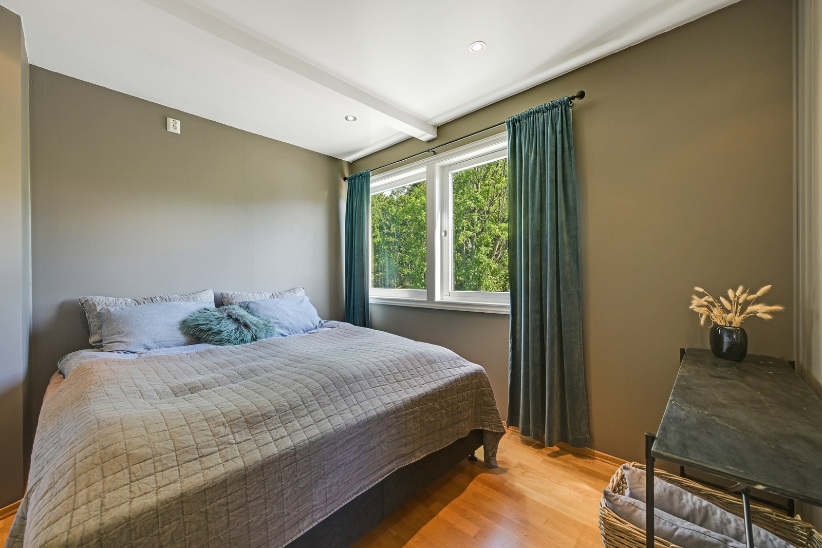 Lunt og innbydende soverom med god plass til dobbeltseng og tilhørende møblement. Galleribilde