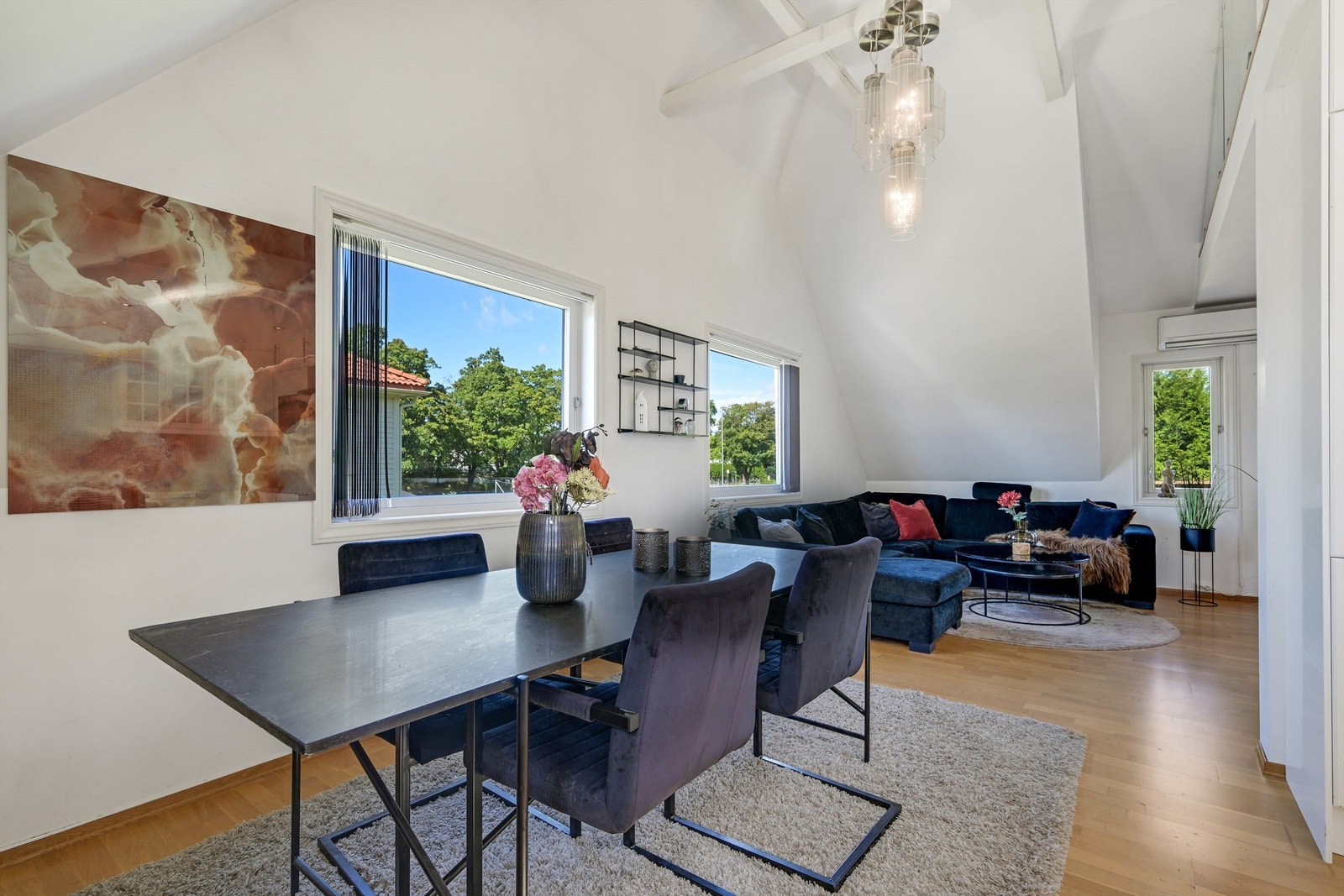 Planløsningen er godt utformet og skaper en svært sosial utforming av rommet - perfekt for deg som liker hyggelige sosiale sammenkomster! Galleribilde