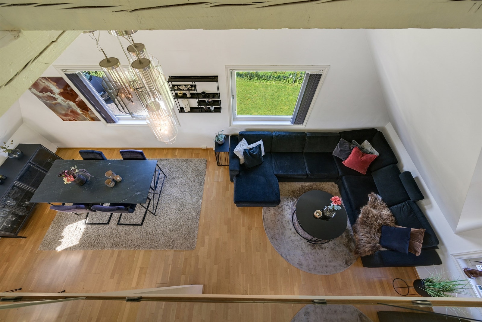 Bilde tatt over rekkverk fra hemsen og ned i 2. etasje. Galleribilde