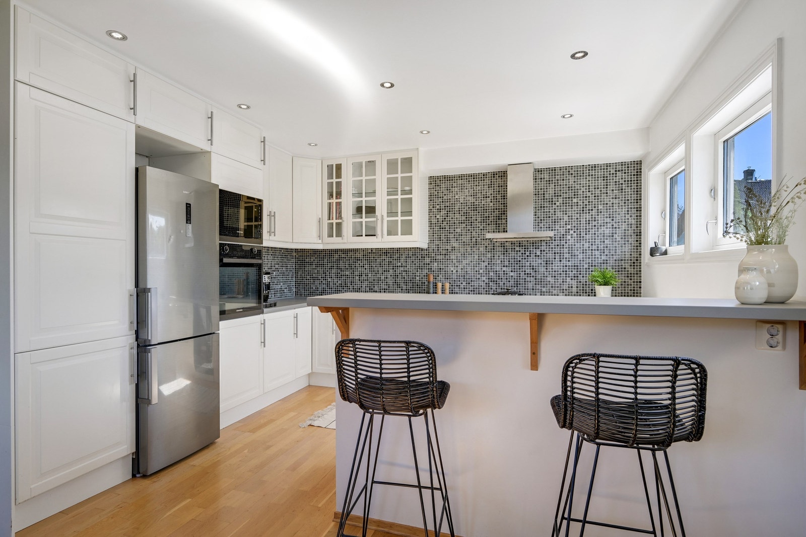 Kjøkkenet har innredning med profilerte fronter. Benkeplaten er av heltre som er malt i senere tid. Det er avsatt plass til frittstående kjøl/fryseskap og oppvaskmaskin i nisjer. Av integrerte hvitevarer er det platetopp, vinskap, micro og stekeovn. Galleribilde