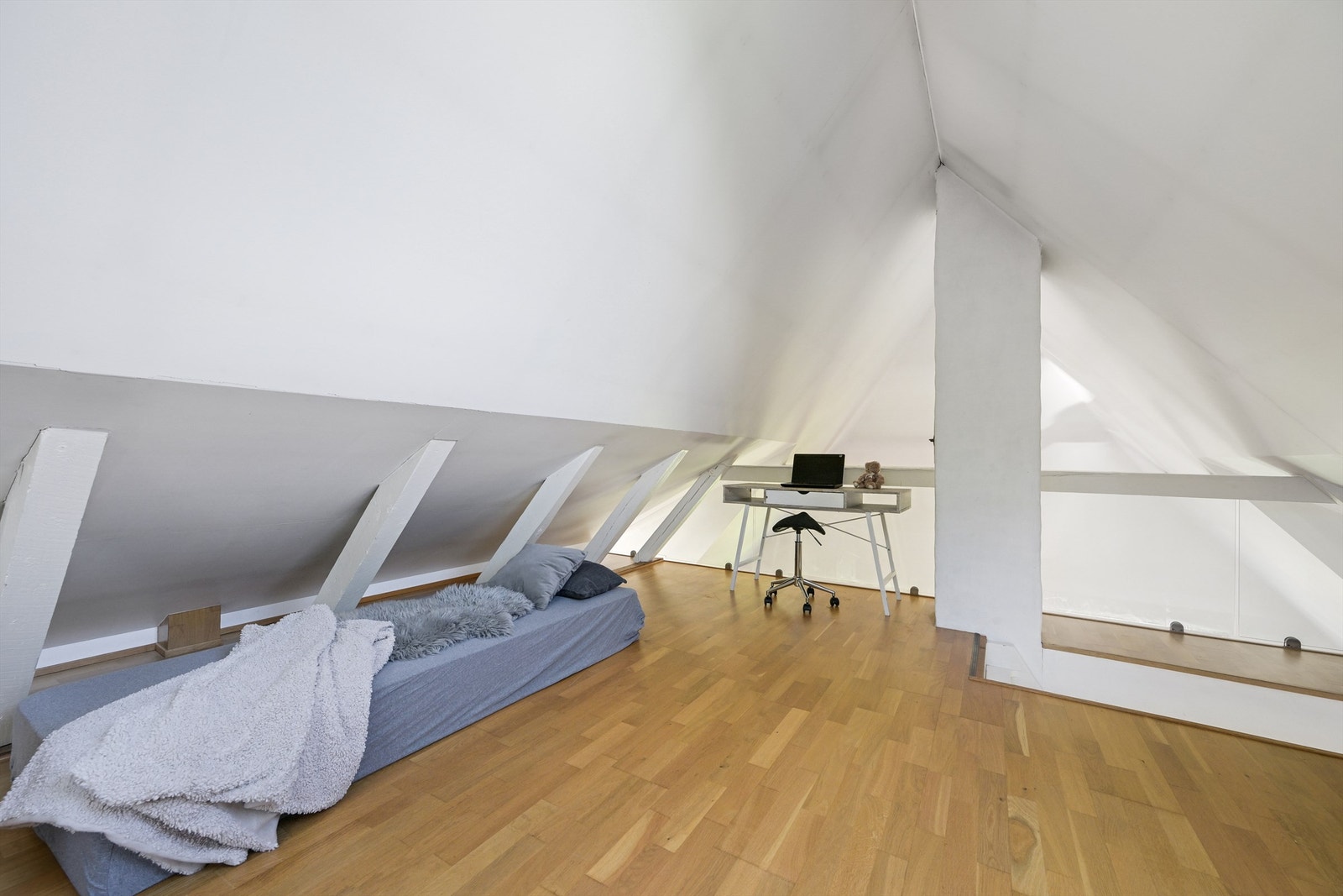 Plassen kan fint brukes som kontor og har svært god plass til diverse oppbevaringsmøblement eller sofa. Galleribilde