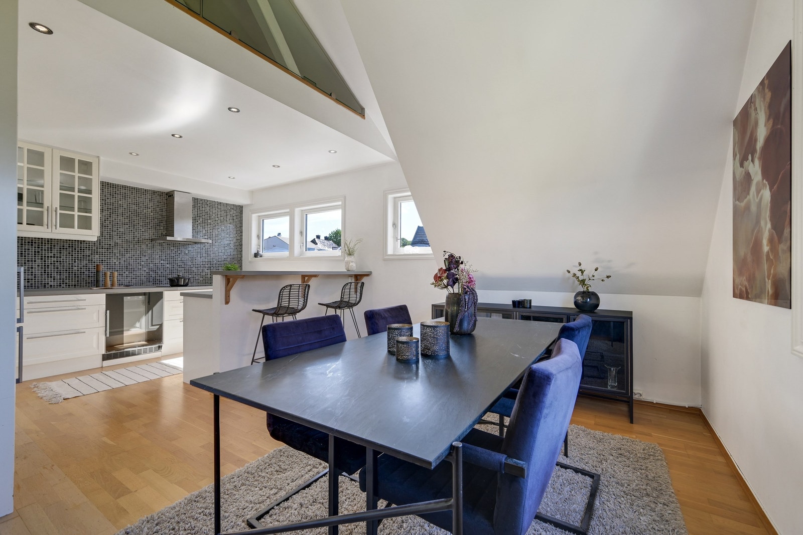 Kjøkkenet ligger i en åpen løsning. Galleribilde