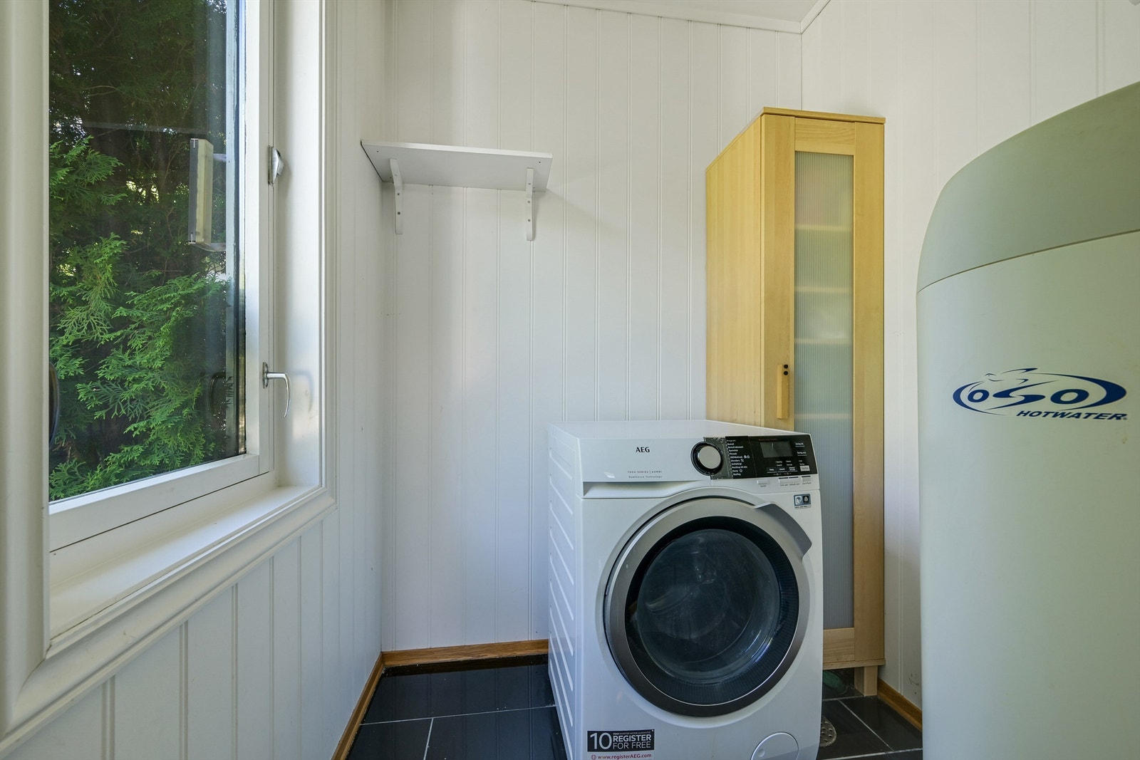 Praktisk vaskerom med god plass til vaskemaskin og tørketrommel. Det er også plass til oppbevaringsmøblement. (rommet er på bygningstegninger opplyst/tegnet inn som bod). Galleribilde