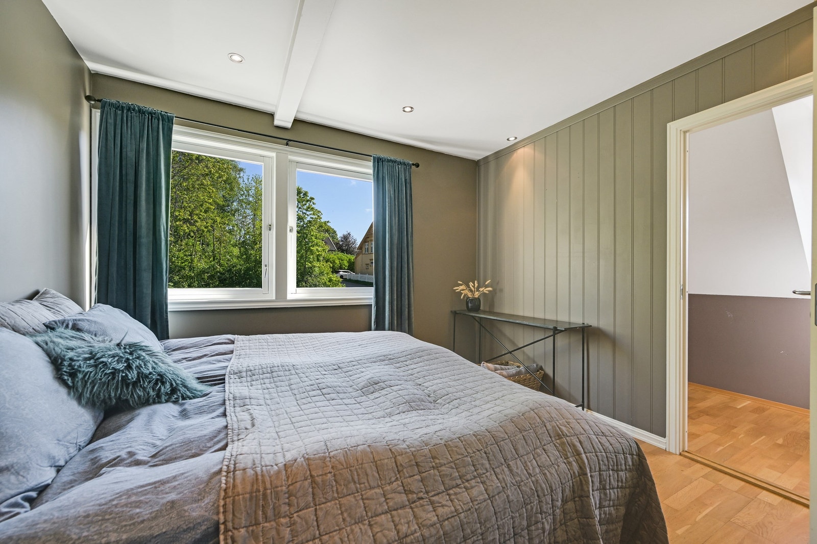 Rommet er malt i en behagelig og moderne farge. Fra soverommet har du videre adkomst til en bod. Galleribilde