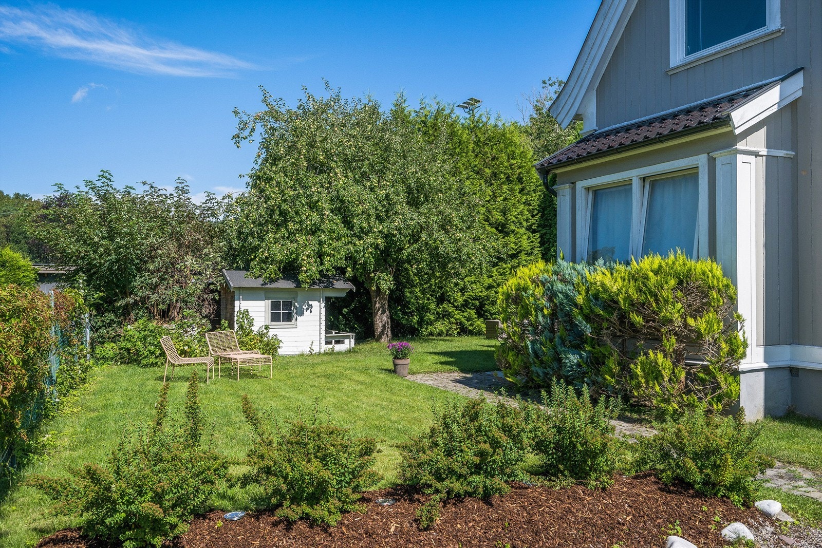 Sjarmerende omgivelser og pent opparbeidet hage. Galleribilde