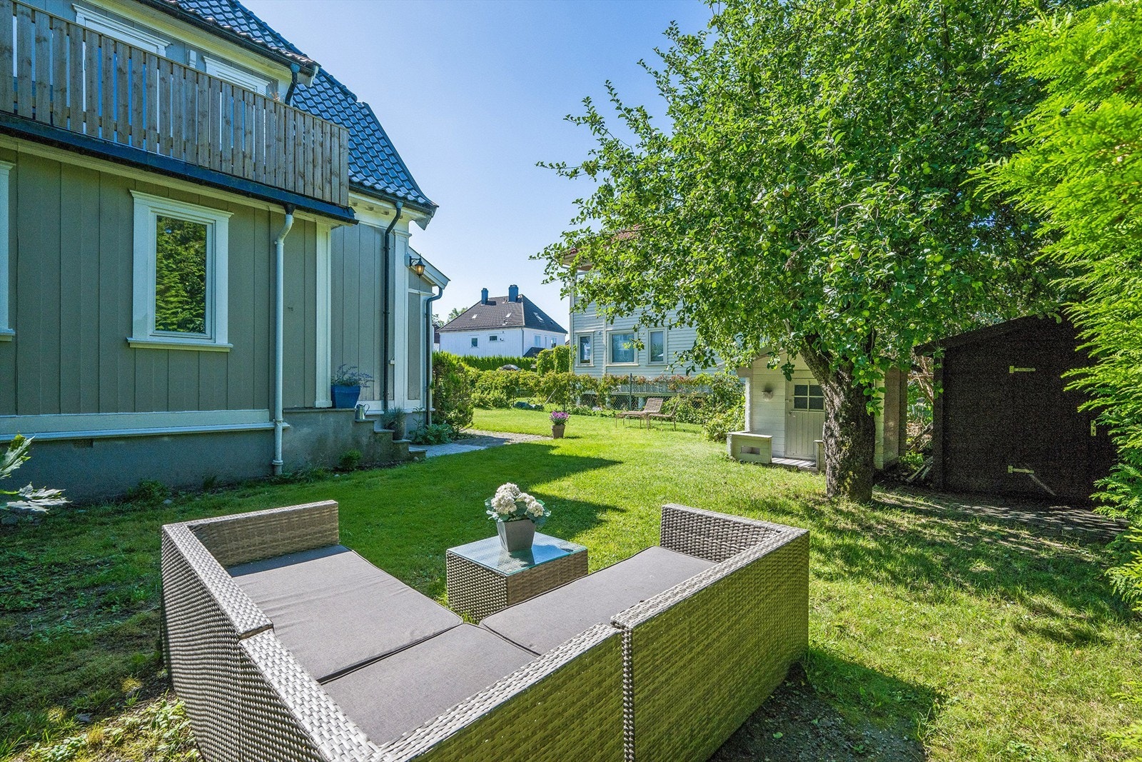 Tomten er solrik og det er både lekestue og en praktisk redskapsbod på ca 7kvm. (Del av nordsiden på hageboden ligger utenfor eiendomsgrensen) Galleribilde