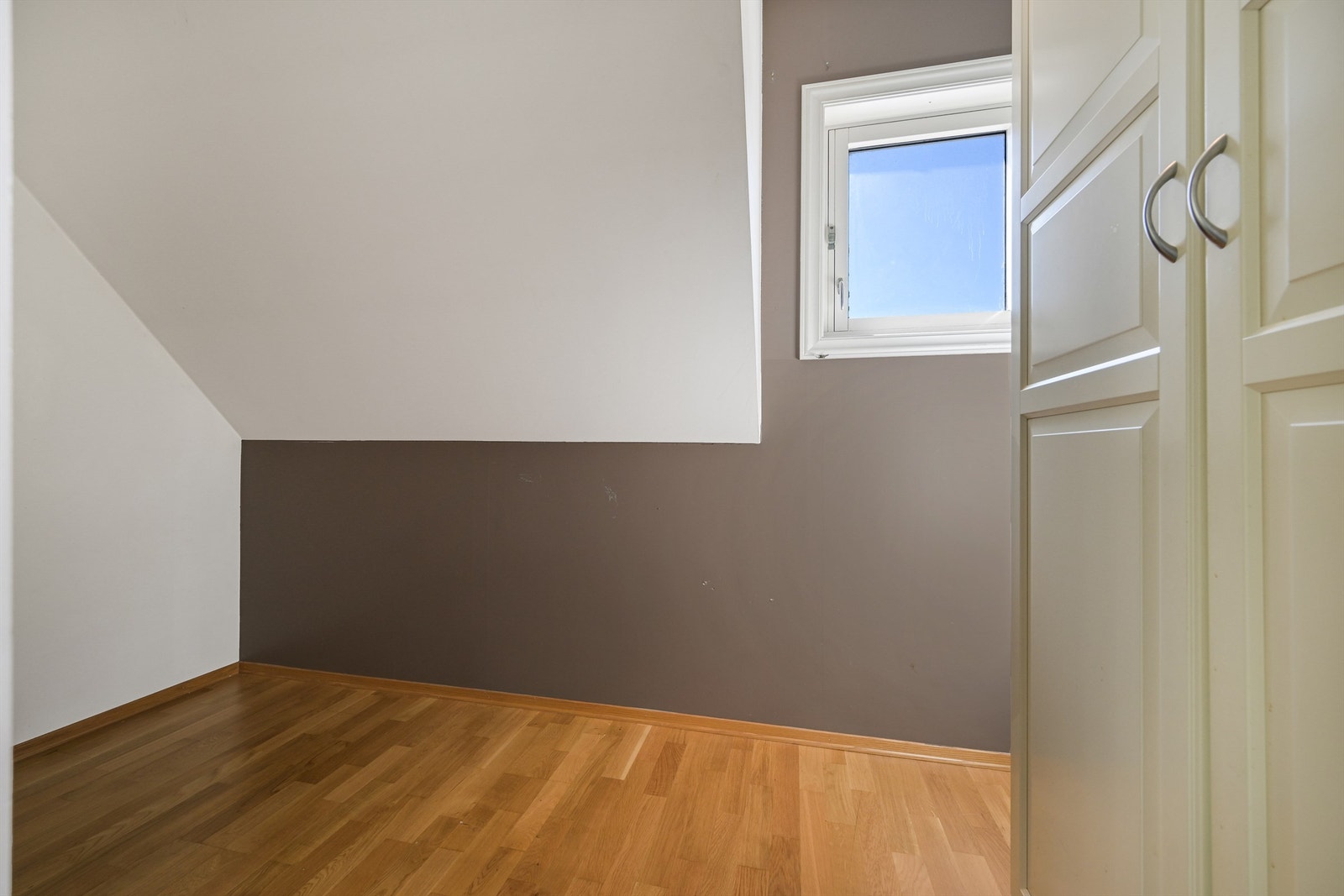 Boden er perfekt som ekstra kontor / garderobe / oppbevaring. (Bod innenfor soverommet fremkommer ikke på bygningstegningene). Galleribilde