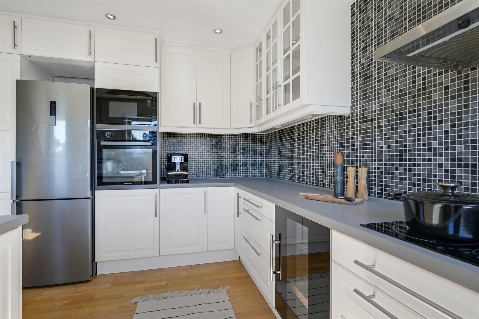 Det er lyst og utført i en gjennomgående helhetlig stil. Galleribilde