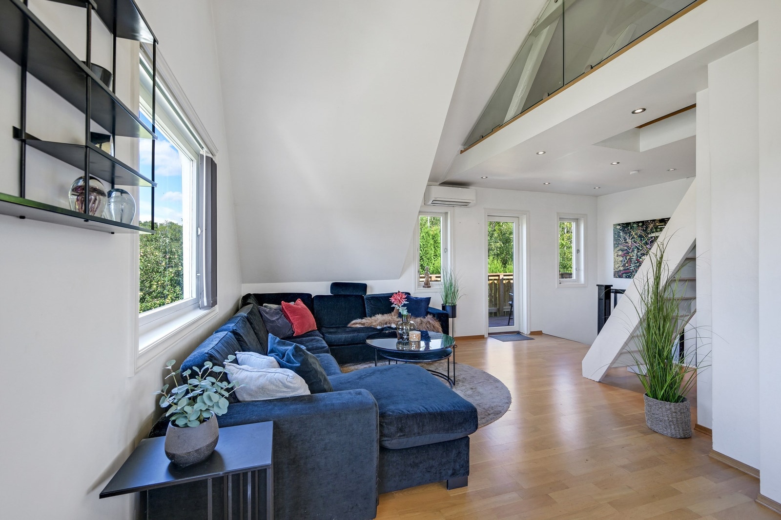 Stuen er av god størrelse og det er svært god takhøyde. Galleribilde