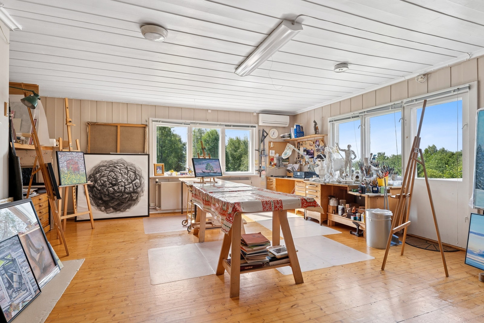 Stort rom i 2. etasje som benyttes som arbeidsrom. Galleribilde