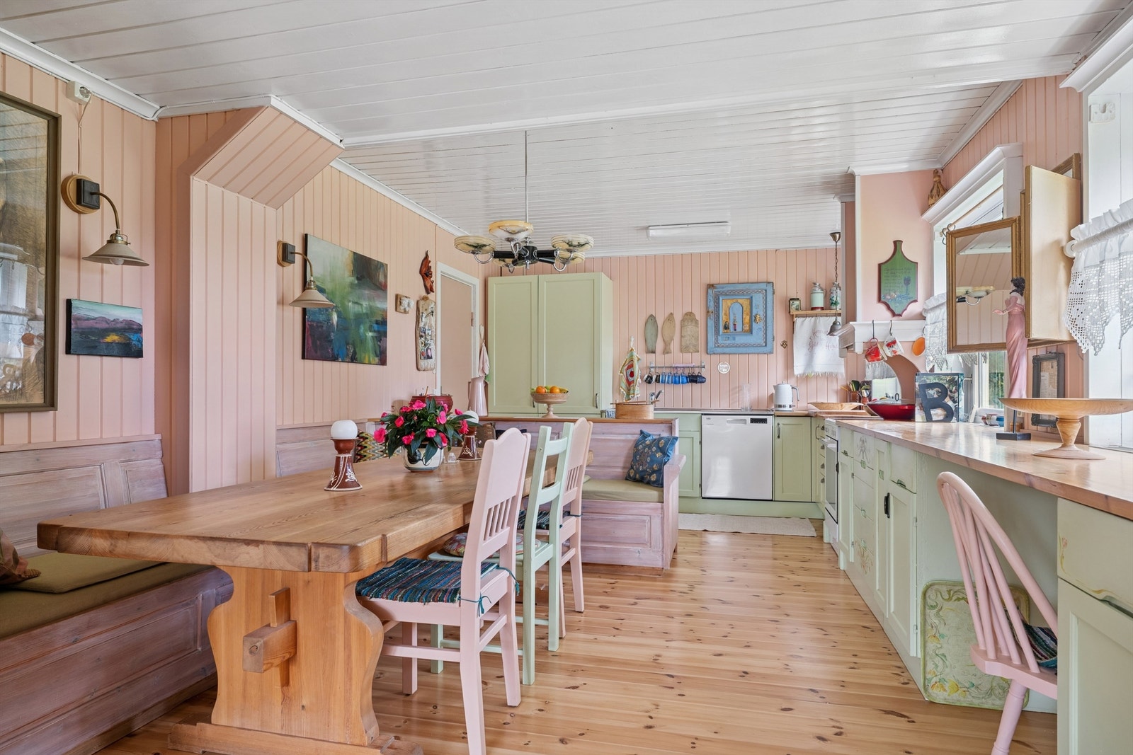 Kjøkken 1. etasje. Et sjarmerende rom med sine fargevalg og åpen løsning med spisegruppe. Foto: EFKT v/Kristian Haug. Galleribilde