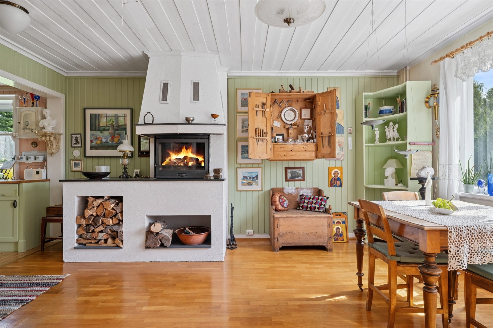 Peisovn mellom stue og spisestue. Galleribilde
