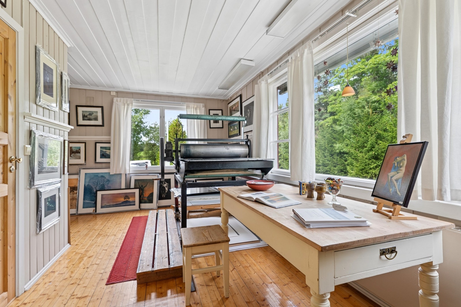 Stue. Det er gjennomgående gode lysforhold i alle rom i 1. etasje. Galleribilde