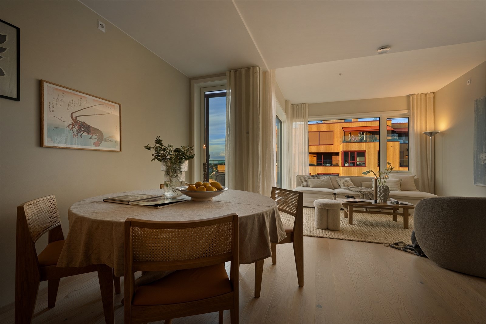 Fra kjøkken/spisestue mot stue. Boligen er malt i lyse delikate farger. Galleribilde