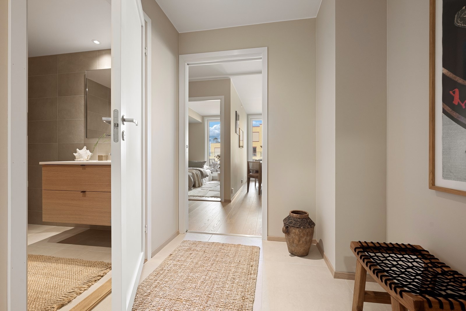 Flislagt entré med inngang til bad. Galleribilde