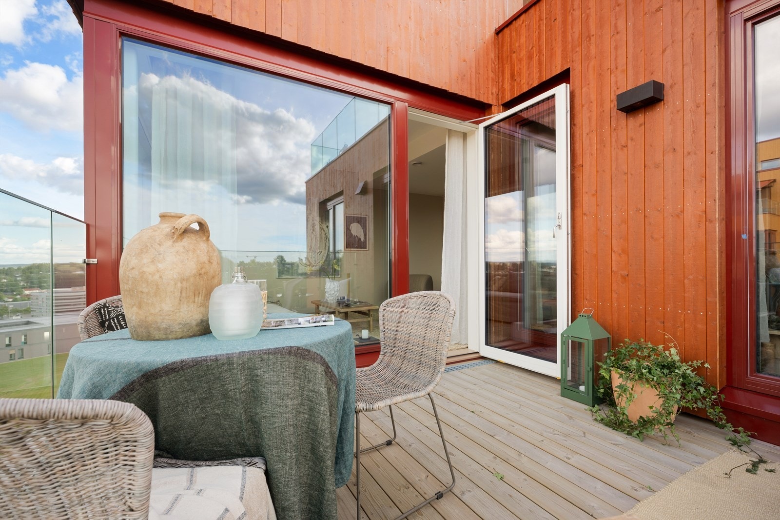 Terrasse på ca. 10 kvm med utgang fra stue. Galleribilde