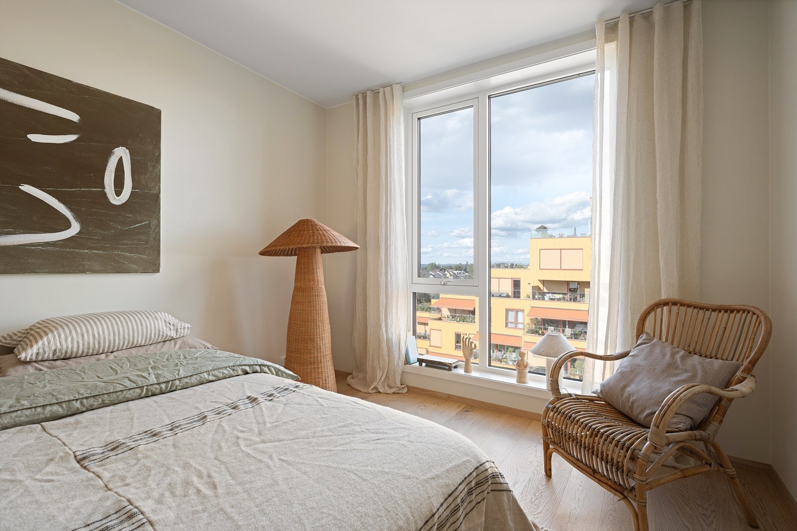 Lyst og luftig hovedsoverom. Galleribilde