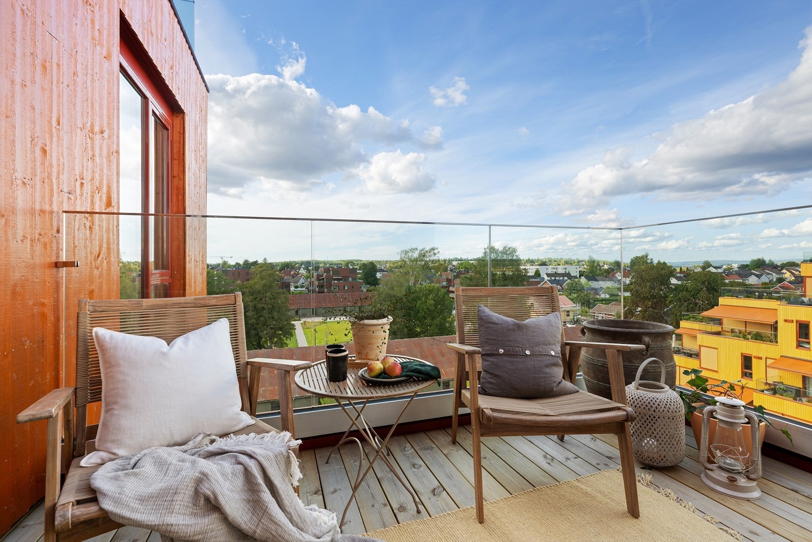 Terrassen har rekkverk i glass. Hyggelig utsikt. Galleribilde