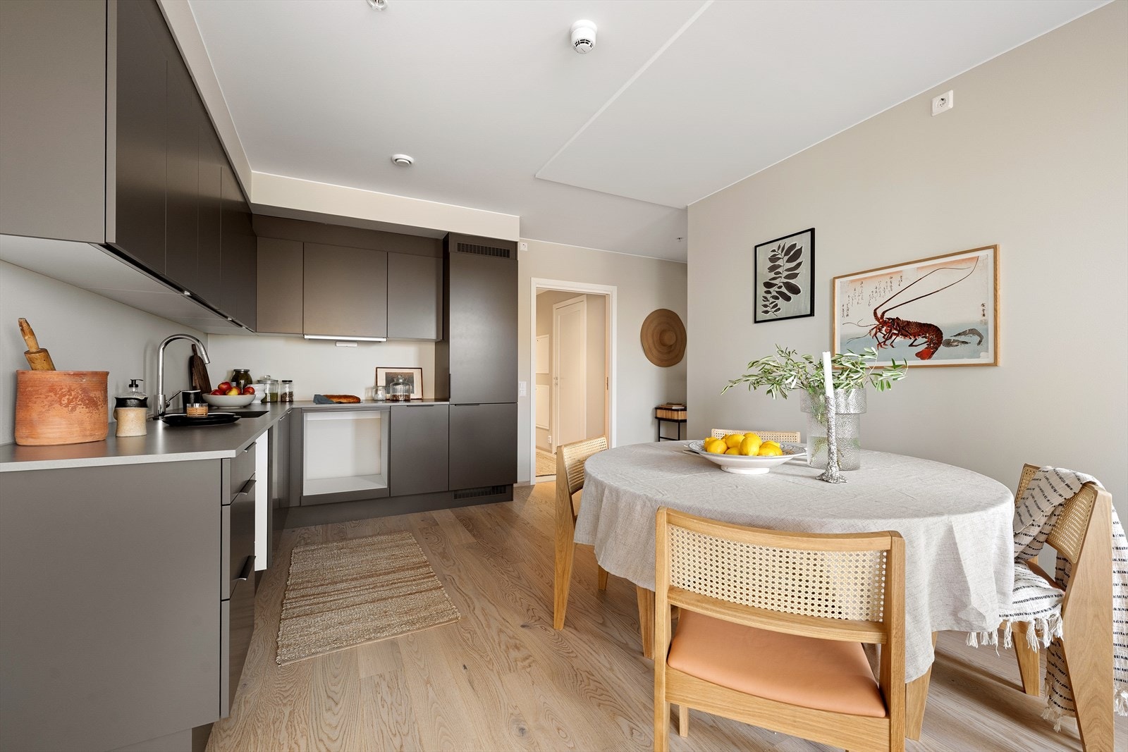 Det er god plass til spisebord ved kjøkkenet. Galleribilde