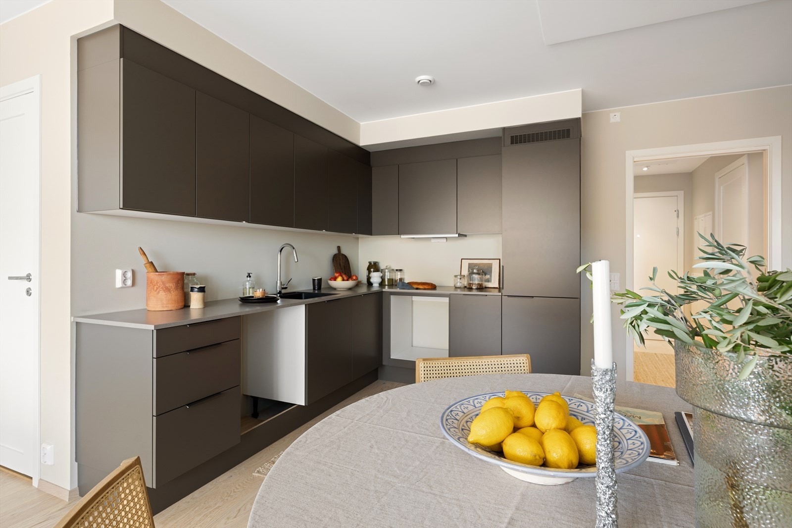 Moderne kjøkken fra HTH med god skap- og benkeplass. Galleribilde