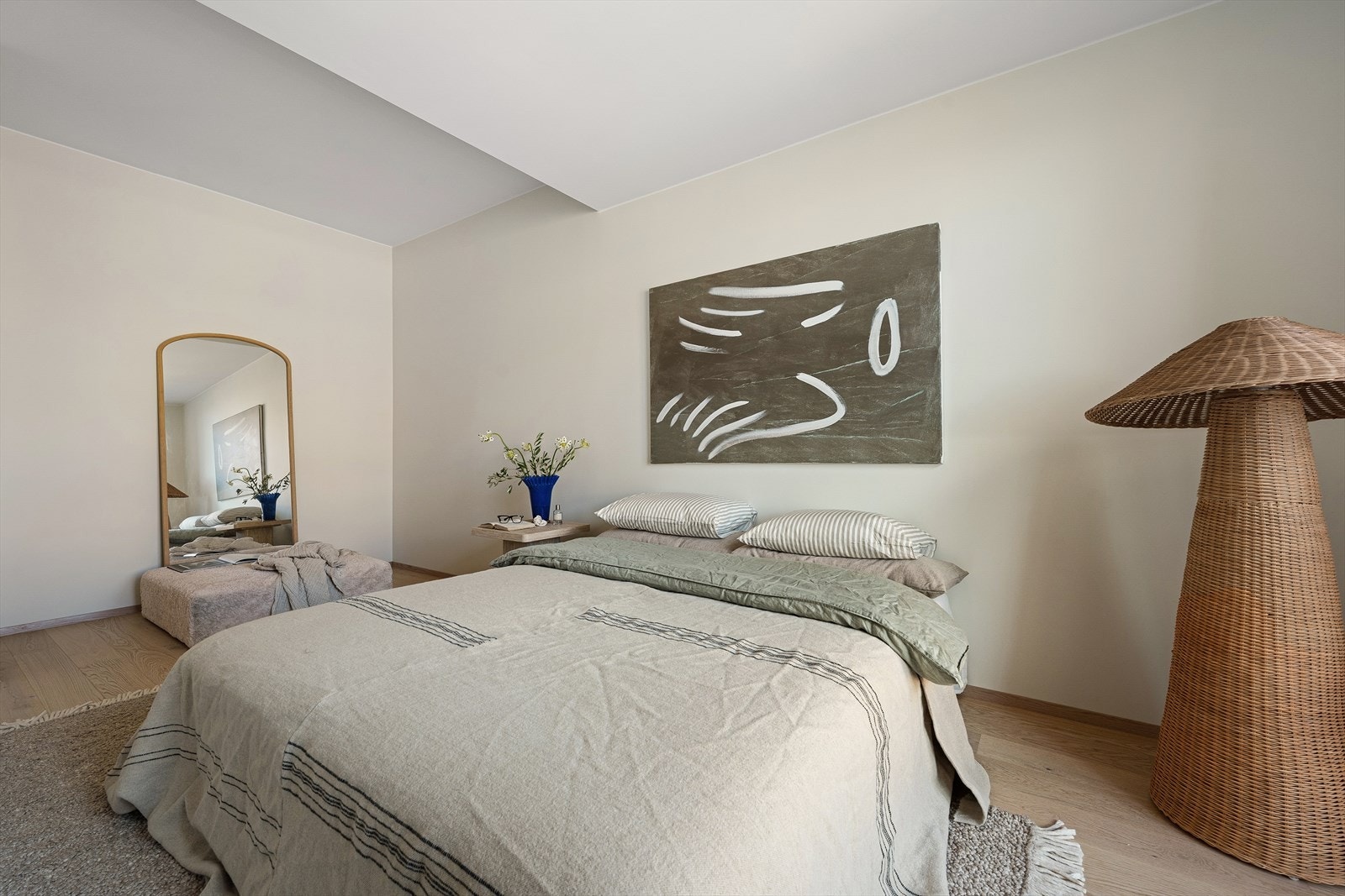 Lyst og romslig hovedsoverom med god plass til garderobe. Galleribilde