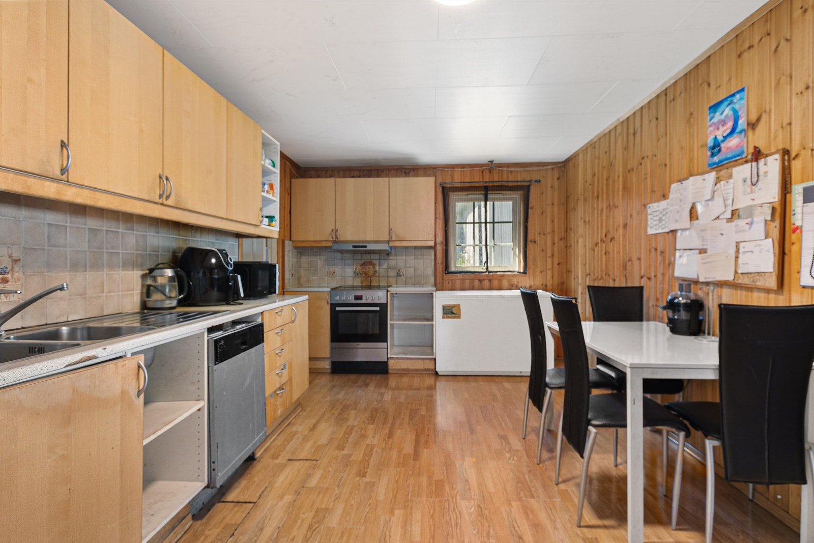 3B - Kjøkken med god skap og benkeplass Galleribilde