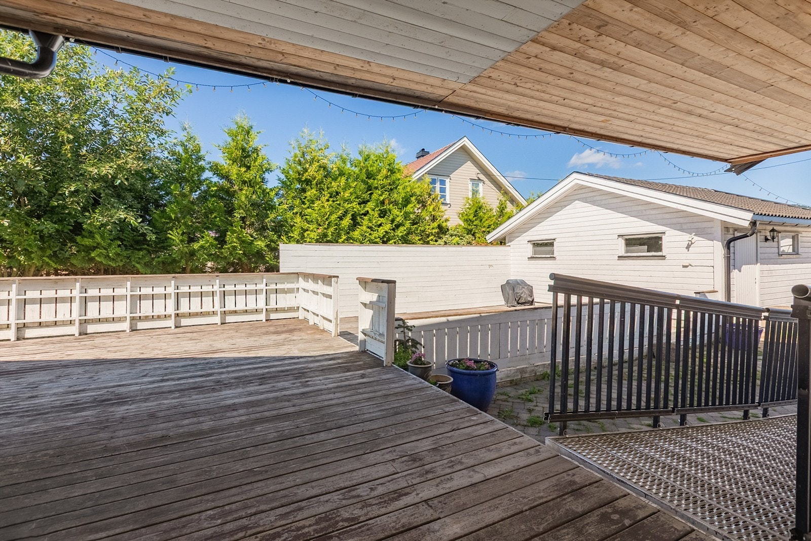 Terrasse med plass til sittegrupper Galleribilde