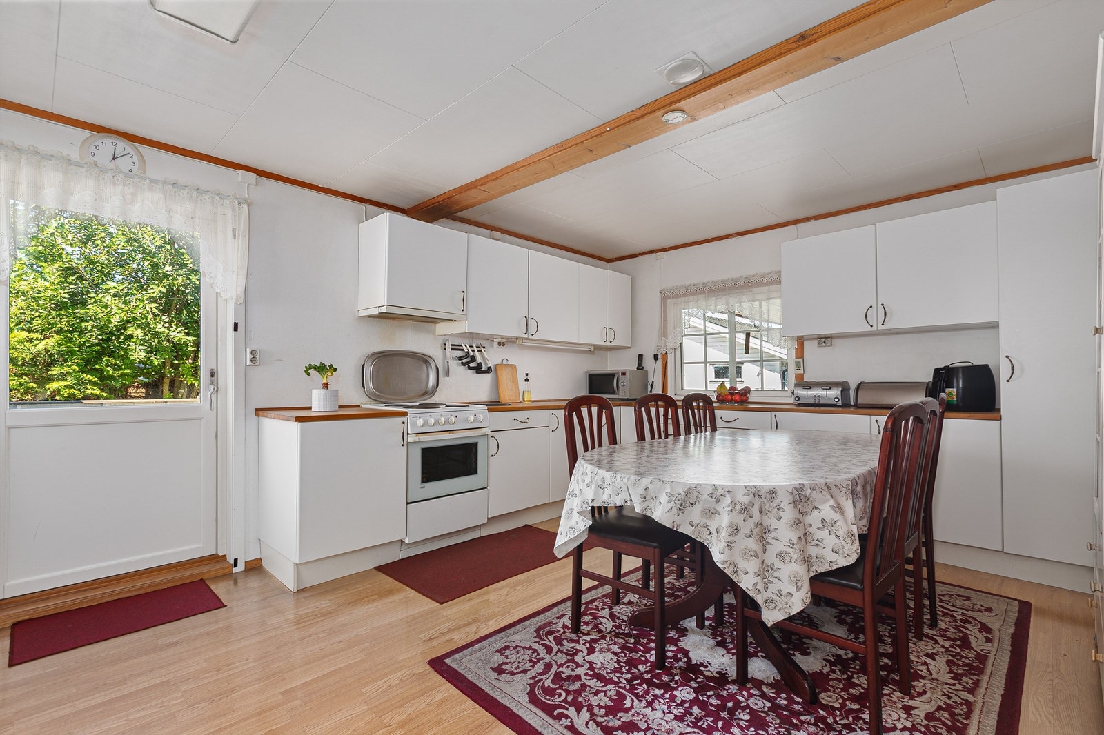 Kjøkkenet har hvite glatte fronter og laminert benkeplate. Galleribilde