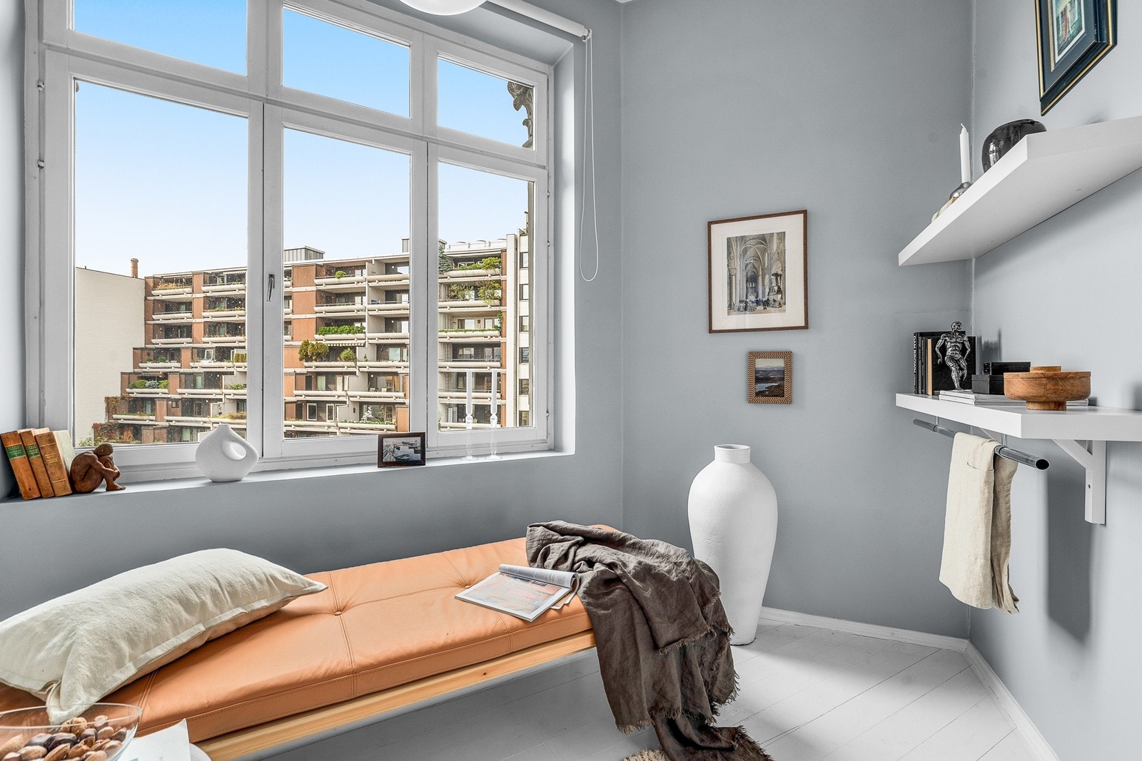 En tidligere balkong er innlemmet i boligarealet og og gir et ekstra oppholdsrom. Rommet er ikke omsøkt eller godkjent hos bygningsmyndighetene. Galleribilde