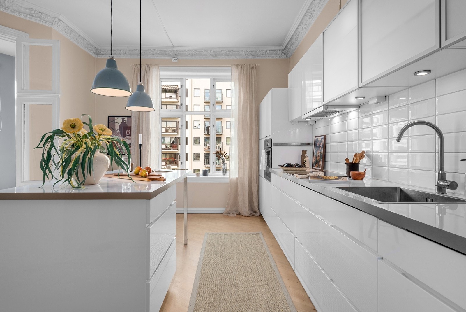 Kjøkkenvifte med kullfilter. Integrert kjøleskap, fryser, komfyr, induksjonstopp og oppvaskmaskin medfølger. Galleribilde