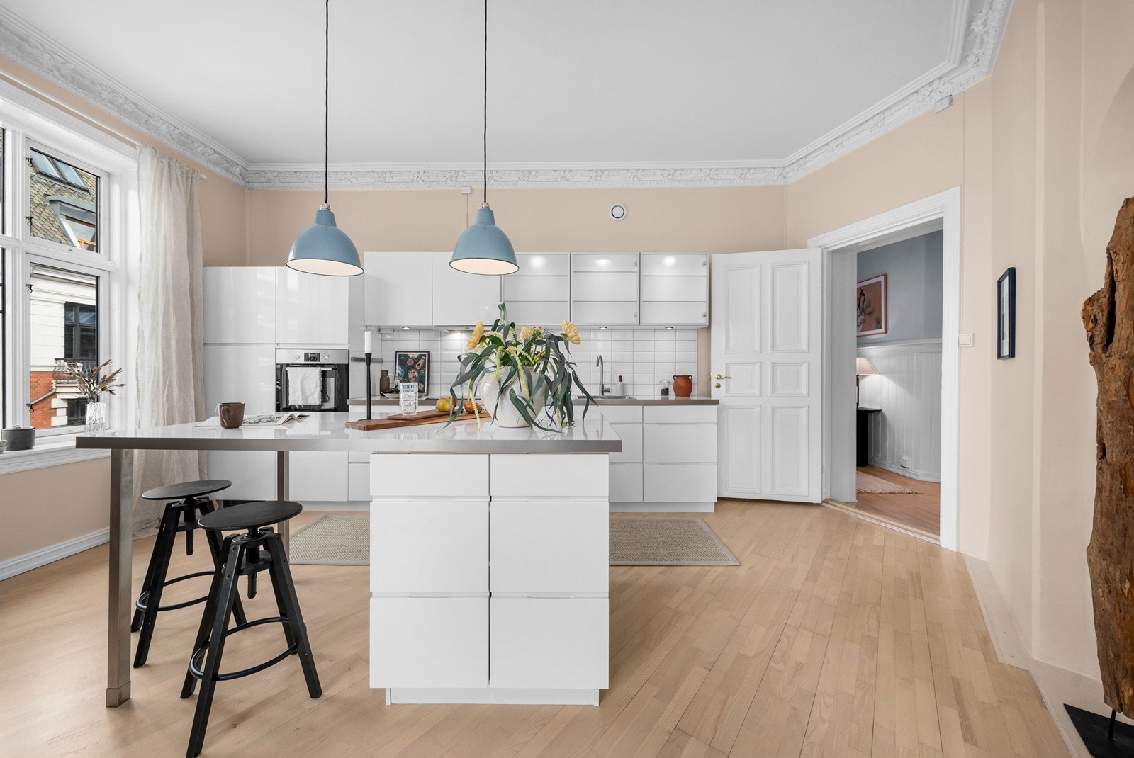 Stort og lekkert kjøkken med hvit, høyglans kjøkkeninnredning fra 2010. Sentralt plassert kjøkkenøy med spiseplass. Galleribilde