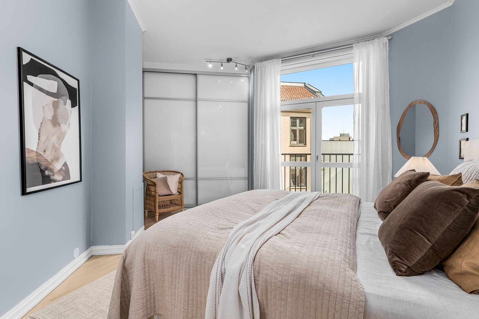 Hovedsoverommet er særdeles romslig med garderobeplass og fransk balkong som vender mot stor, rolig og pent opparbeidet bakgård. Galleribilde