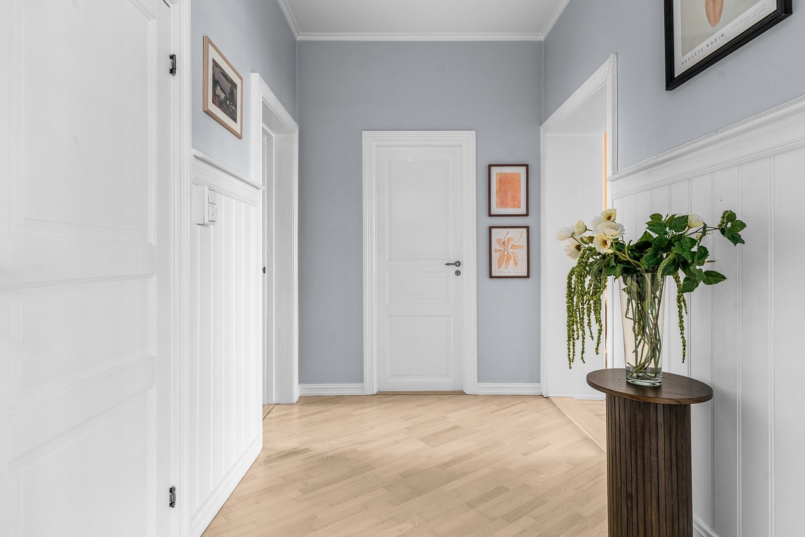 Ta av deg skoene og heng av deg jakken før du tar turen videre i ditt nye hjem Galleribilde