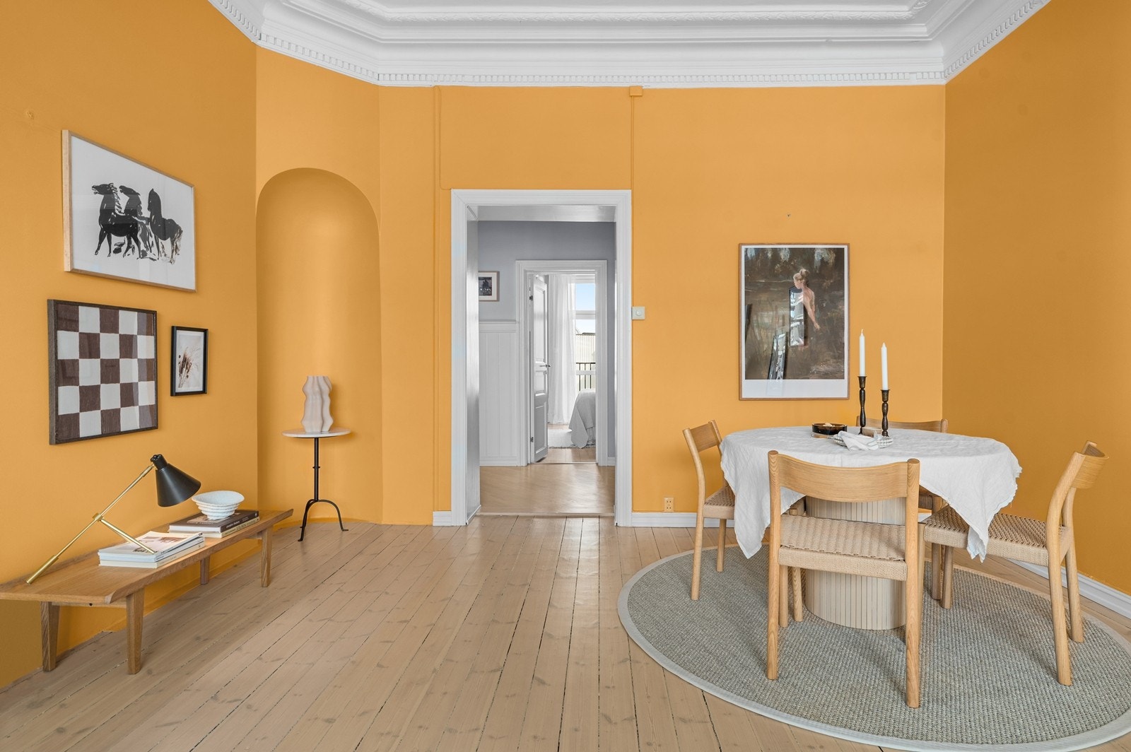 God plass til spisebord som inviterer til lystige lag med familie og venner. Galleribilde