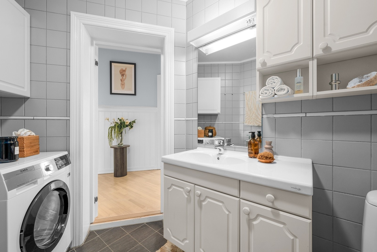 Opplegg for vaskemaskin. Hel servantplate med servantskap. Galleribilde