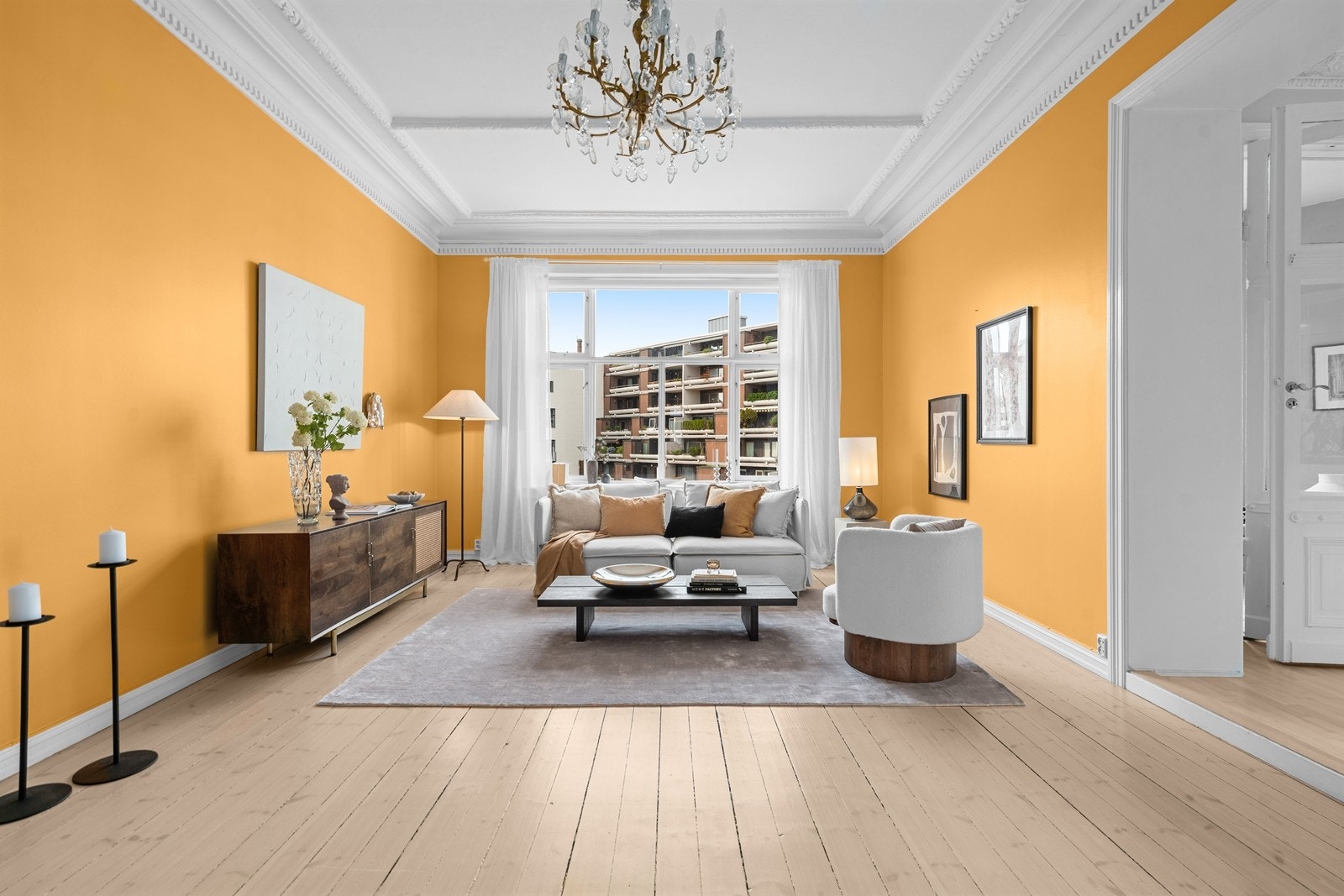 Store vindusflater og god takhøyde gir en lett og luftig romfølelse. Galleribilde