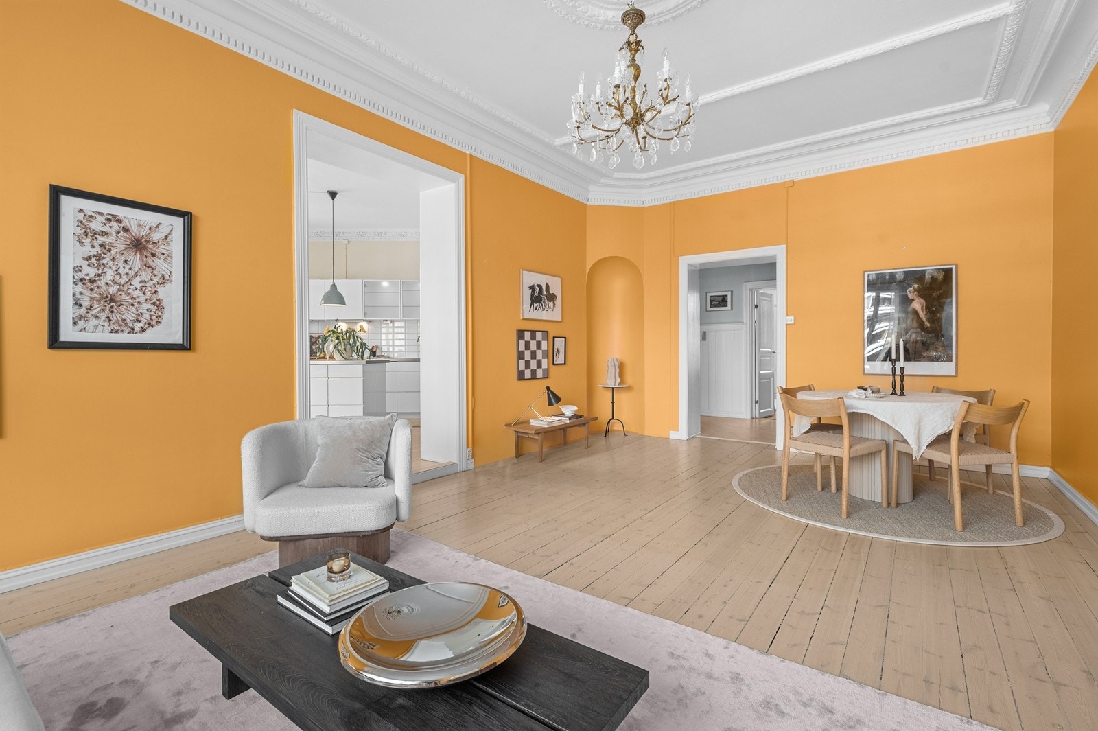 Lys og stor stue med god plass til både sofa- og spisestuegruppe. Delvis åpen mot kjøkkenet. Galleribilde