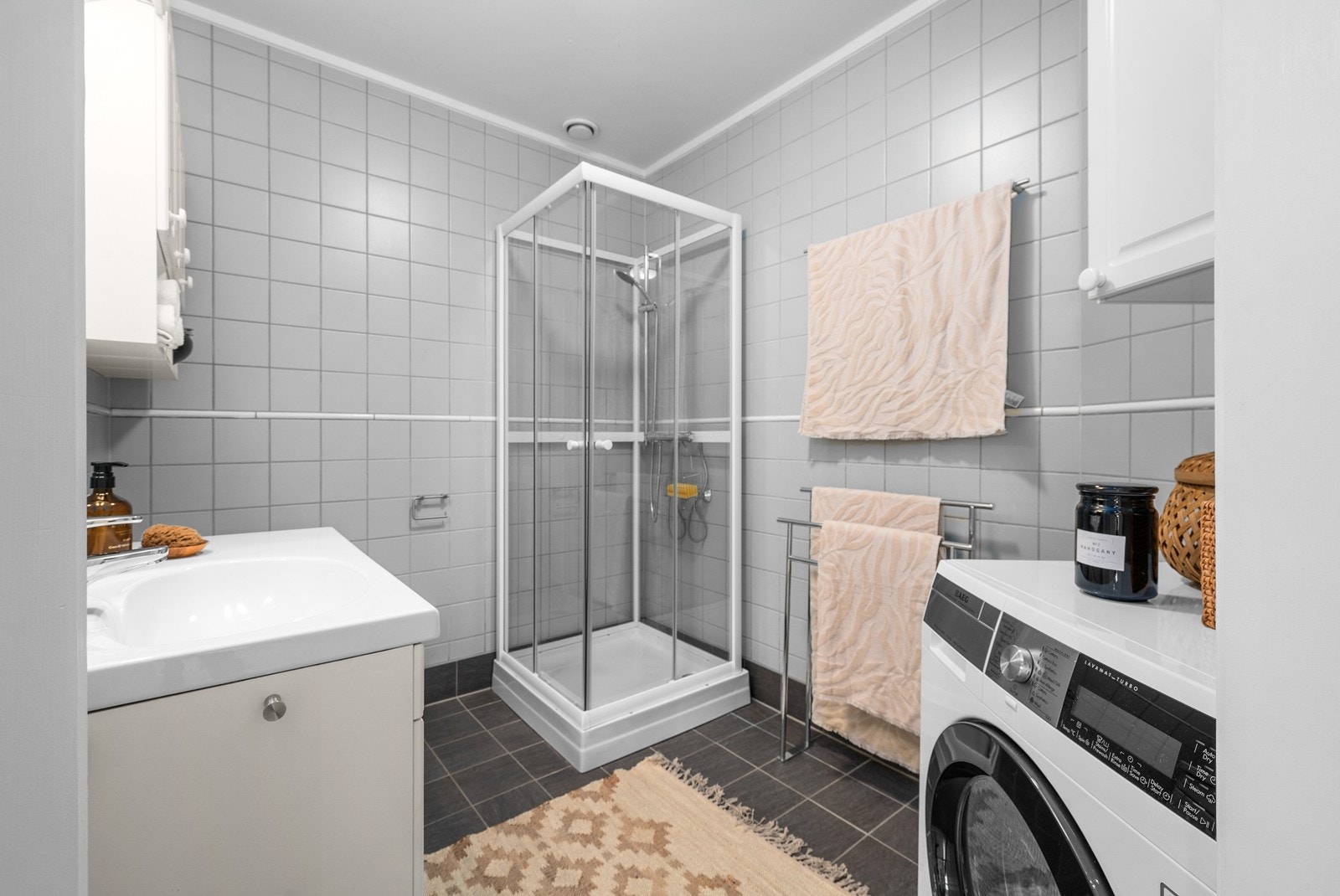 Flislagt bad/wc med varmekabler i gulv. sjkabinett (nytt 2014) med glassvegger/dører. Galleribilde