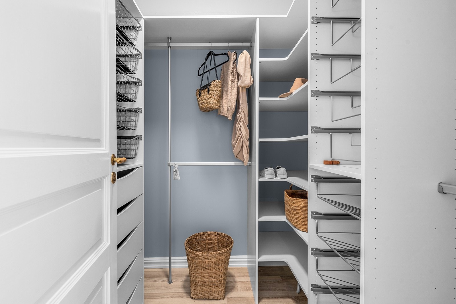 Praktisk walk-in garderobe/bod ved gang mellom soverom og stue. Galleribilde