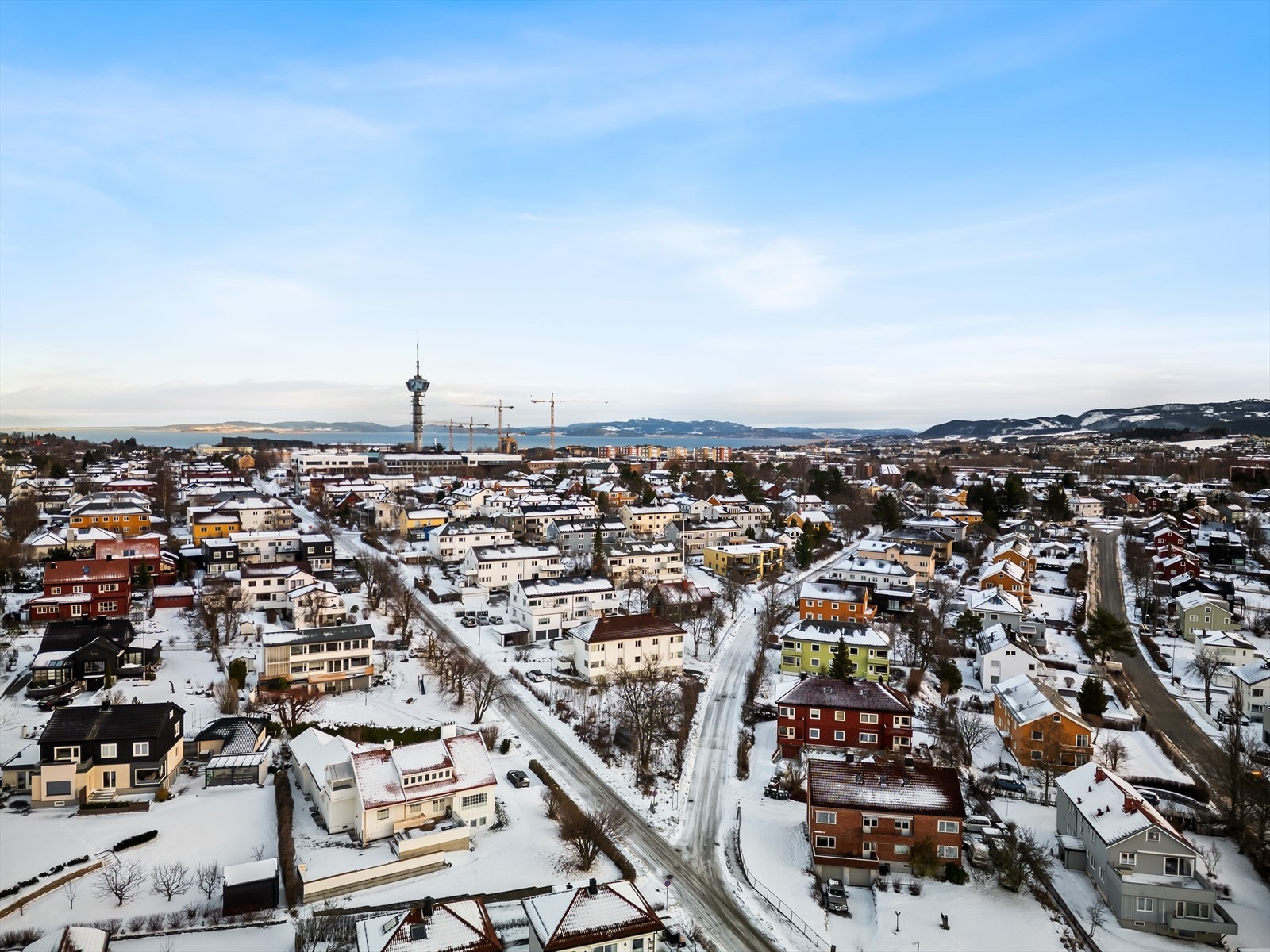 Få kvartaler unna ligger populære Tyholttårnet med panorama over byen fra en roterende restaurant på toppen. Galleribilde