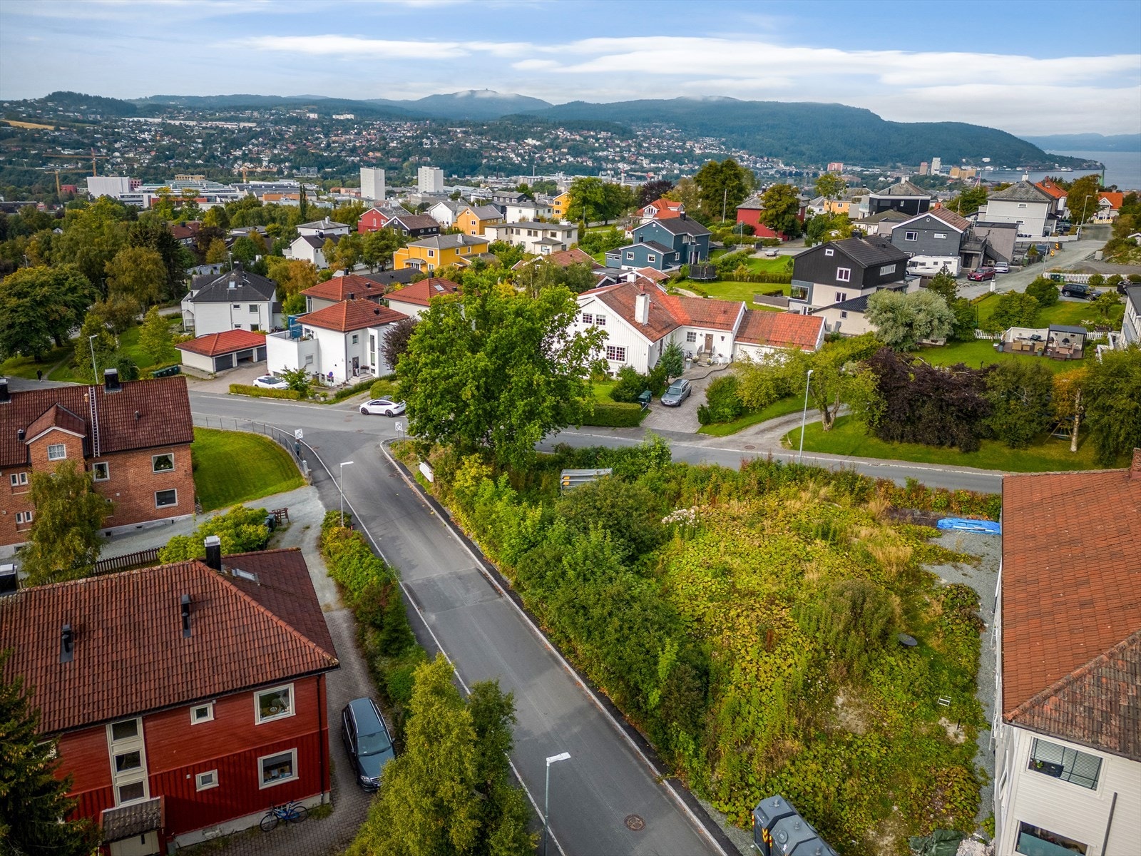 Fra eiendommen kan man nå Lerkendal stasjon og Lerkendal stadion til fots på ca. 15 min. Galleribilde