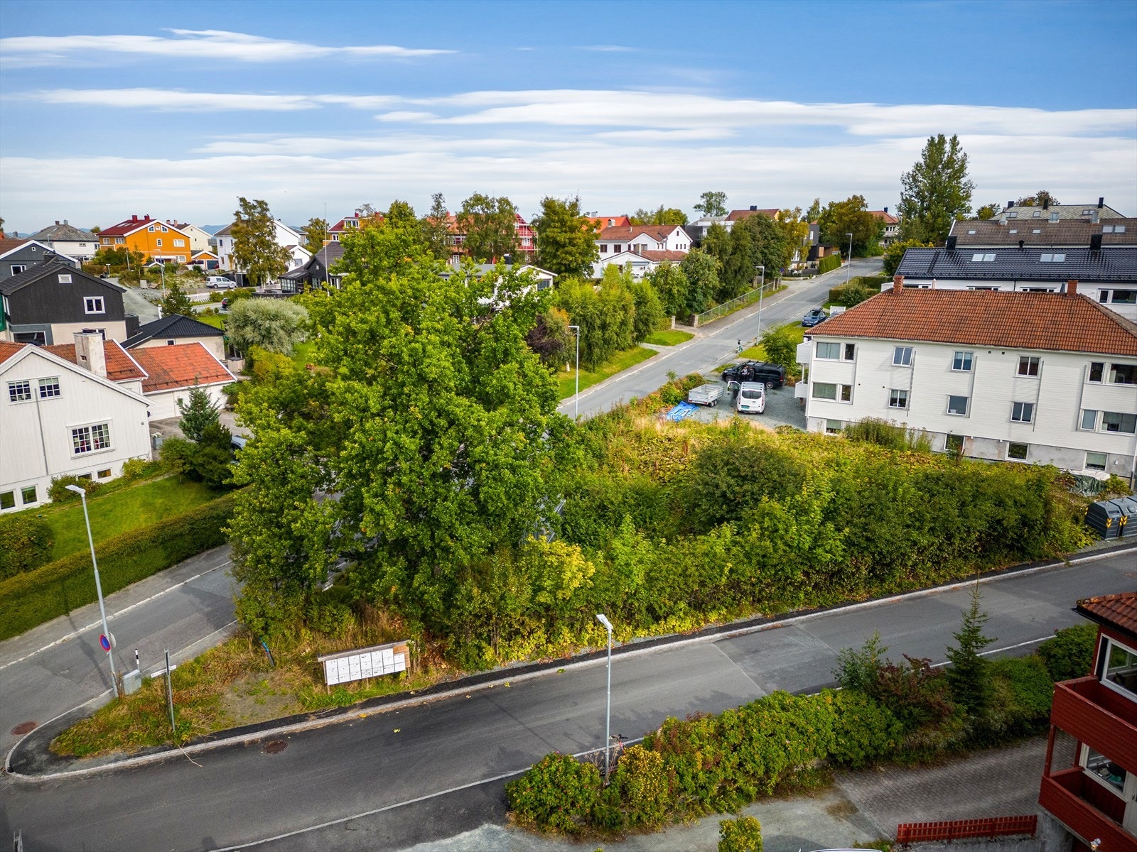 Det er gode idrettstilbud i nærheten med blant annet fotballbaner på Eberg og ulike ballbaner i Dødens dal. Galleribilde