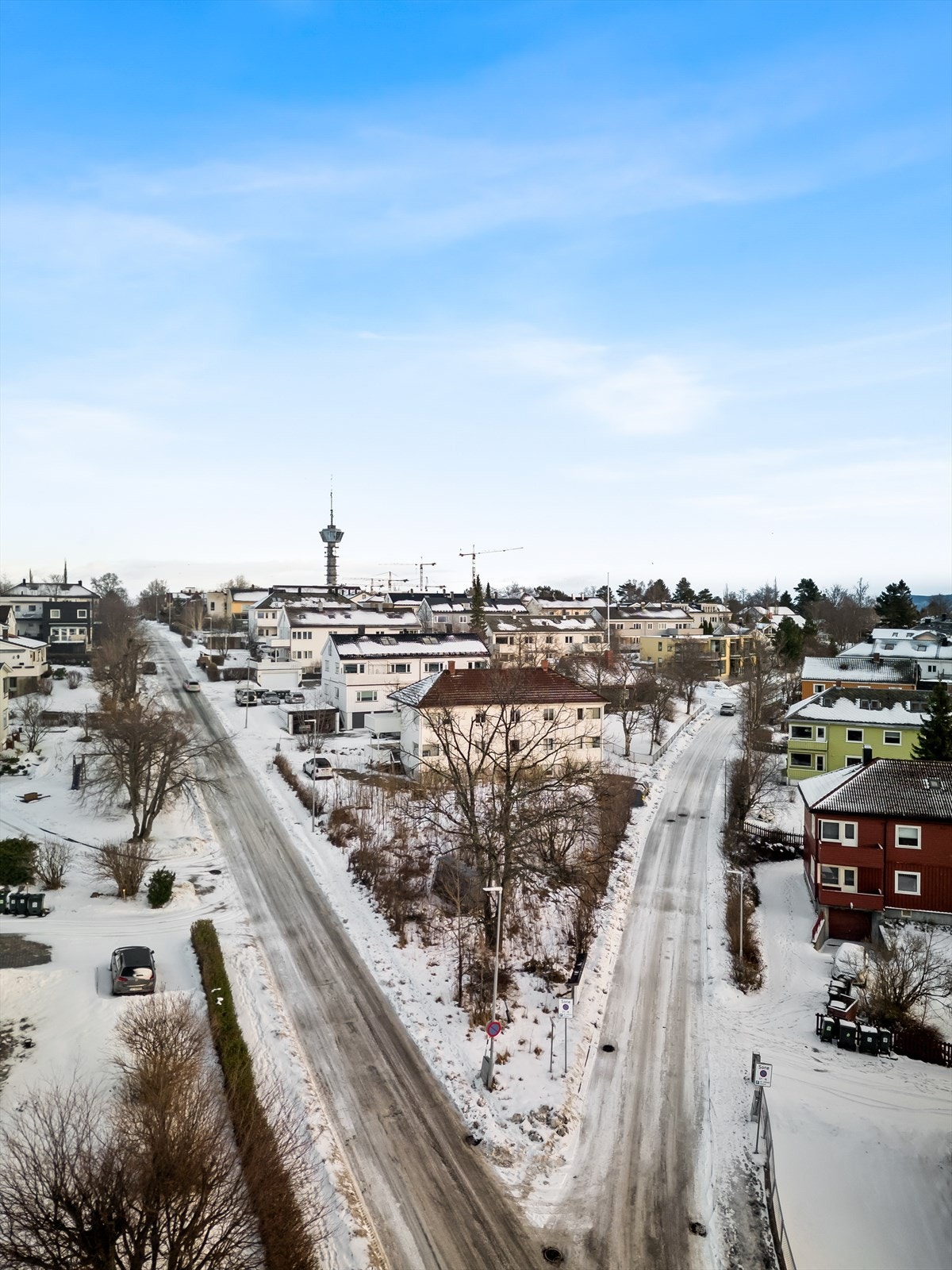 Per i dag er tomten opparbeidet med mye grønt som busker, et stort tre og andre grønne vekster. Galleribilde